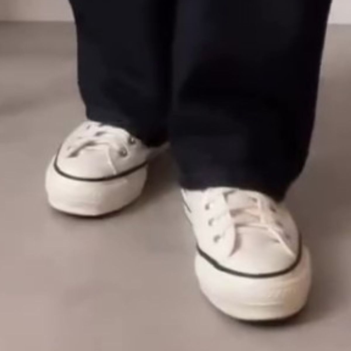 「2色買いました」ユニクロのクルーネックセーターが超万能！　50代主婦の着回しコーデに「今すぐ真似したい」と224万再生 | ライフスタイル ねとらぼ