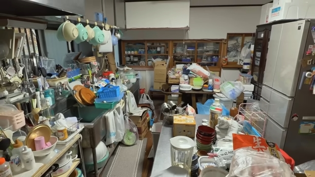 ものでいっぱいの台所