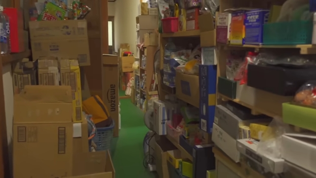 食料の箱で狭く暗くなっていた廊下