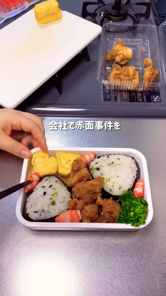 エビやブロッコリーもぎゅぎゅっと入れていきます