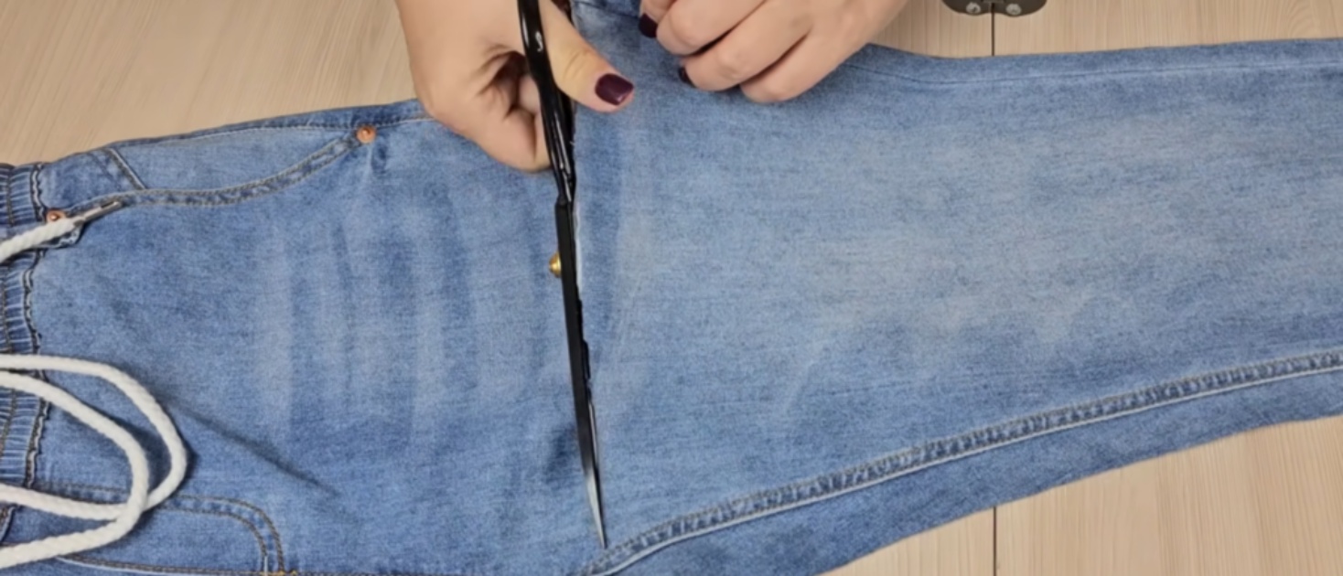 古いジーンズは捨てないで！　細長く切って縫い合わせると……　便利なお出かけアイテムに「絶対作ってみる」「初心者でもできそう」【海外】（1/3） | ハンドメイド ねとらぼ