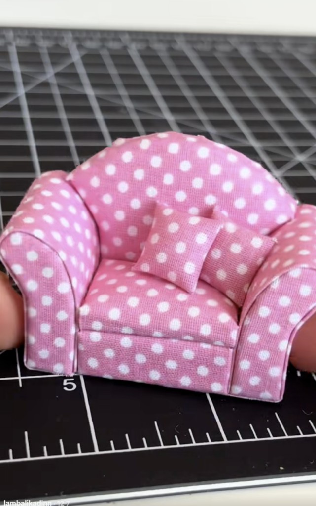 ミニチュアのソファが完成！