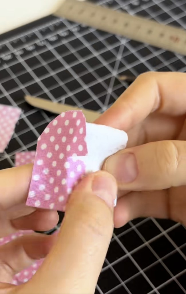 その上から水玉の布を貼って