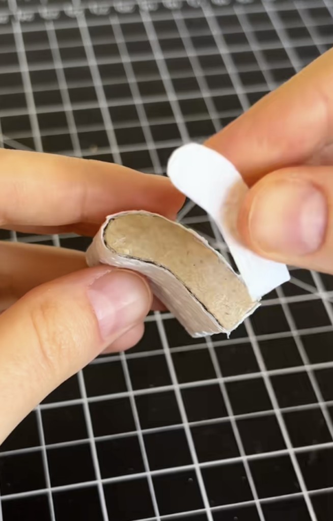 重ねた上にキッチンペーパーを貼り付けます