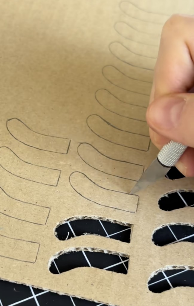 ダンボールを型取り