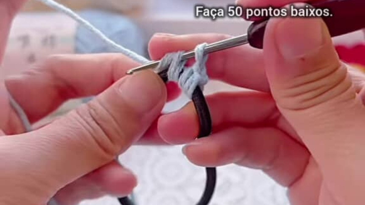 髪ゴムに毛糸をぐる～っと編みつけていくと……　パッと華やぐアイテムに「なんてキレイ！」「作ってみます」【海外】（1/4） | 編み物 ねとらぼ