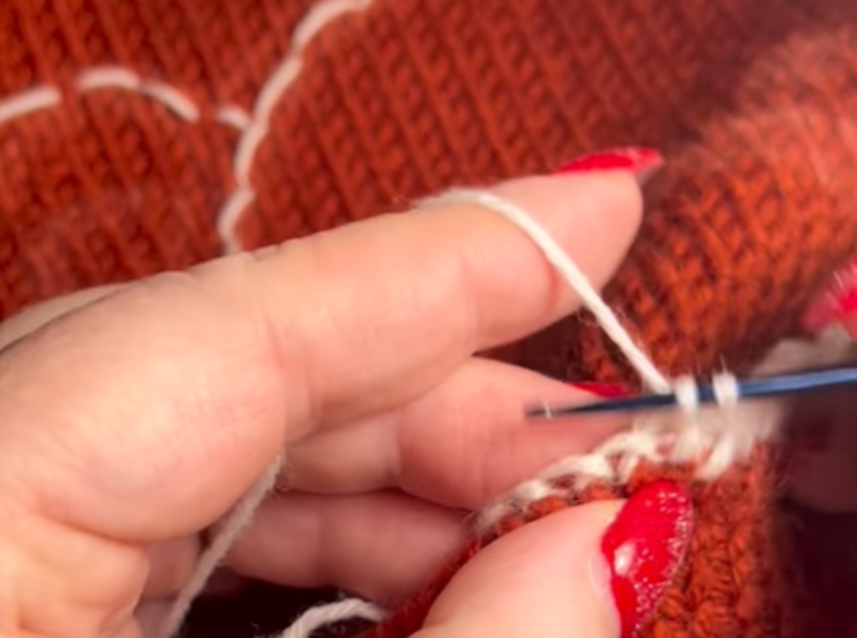 「こんなの初めて見た」無地の子ども用ニット→かぎ針で毛糸を編み足すと……「すごい！」印象ガラリのアレンジが話題【海外】（1/3） | 育児 ねとらぼ