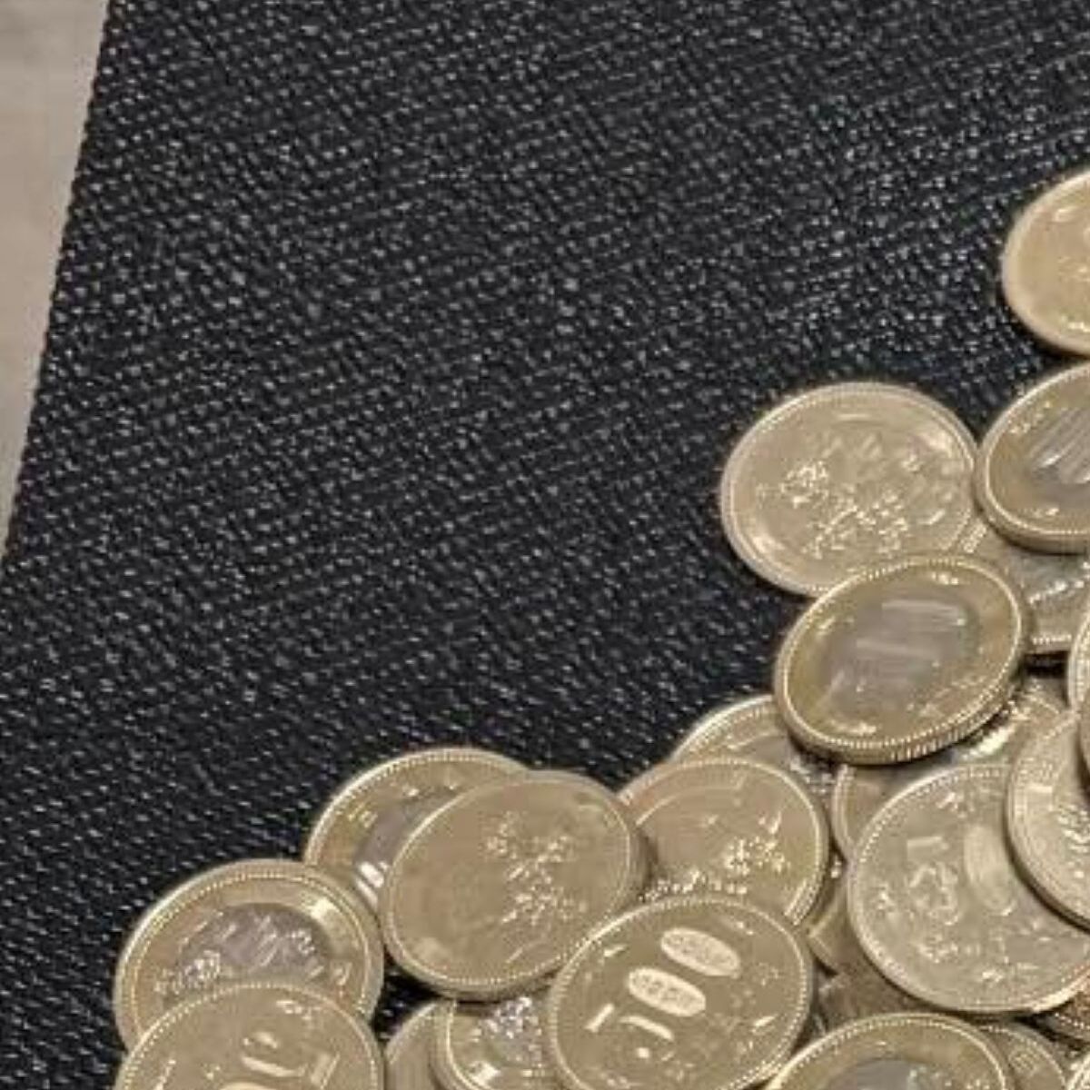 おつりの500円玉、5年間使わず貯金→机に全部出したら…… 圧巻の光景に「すご!」「どうやったらこんなに」 | おかね ねとらぼ