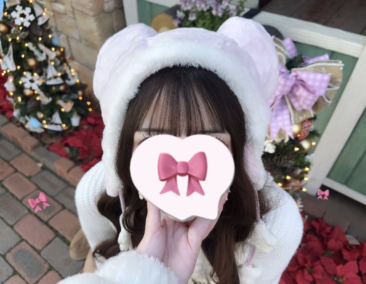 ディズニーで友達と撮った“映え写真”→引きで見ると……　本気すぎる“衝撃の舞台裏”が130万表示「こういう友達ほしい」「爆笑した」（1/2） | ディズニー ねとらぼ