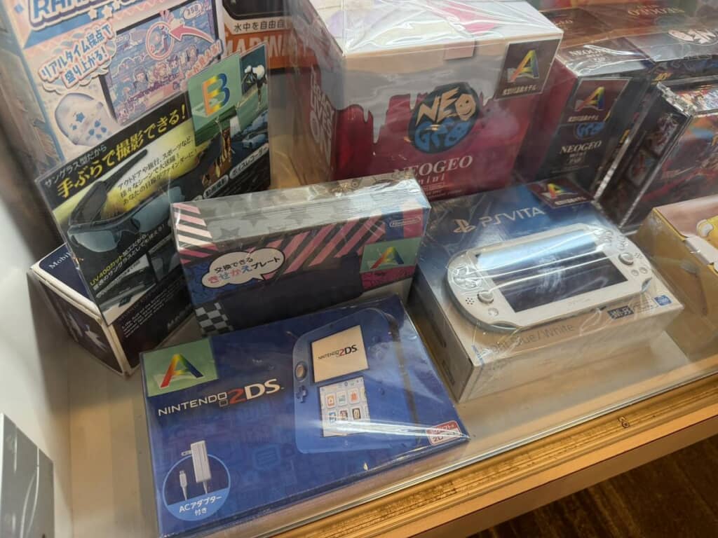 ニンテンドー2DSやPSVITAなどが並ぶ1000円ガチャの景品を写した画像