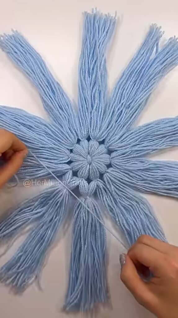 毛糸で束を結んで……