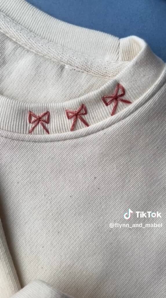 かわいいリボンの刺しゅうに