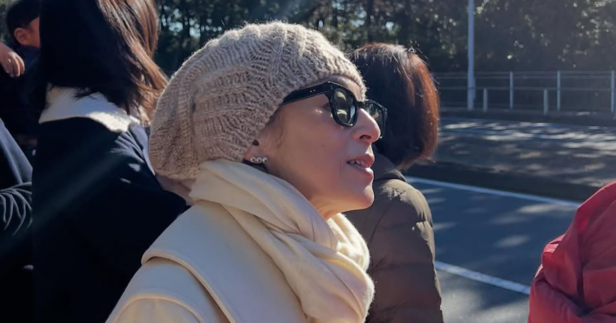 「美し過ぎ」箱根駅伝の沿道に現れた59歳大女優　一般客に紛れるも「横顔が本当に綺麗」「どっちを見たら……」オーラ全開（1/3） | スポーツ ねとらぼ