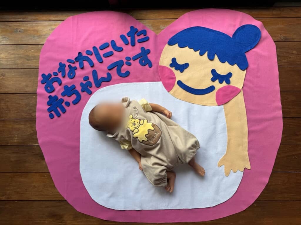 ママを見上げるようなポーズに