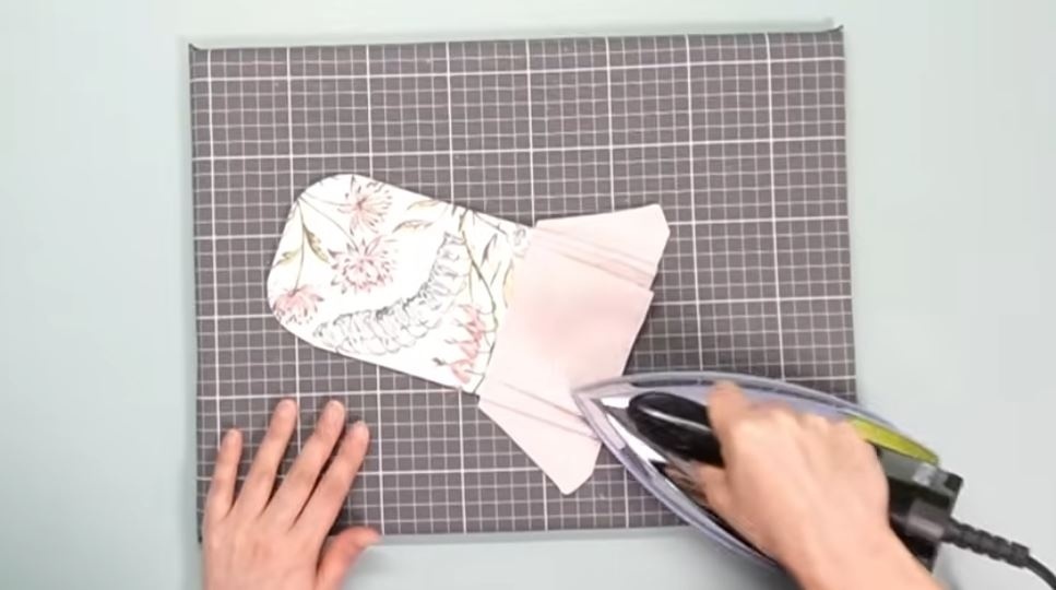 アイロンで折り目をつける