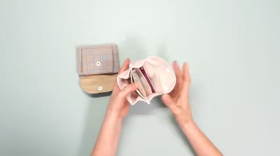 ガバっと開いていろいろ入ります