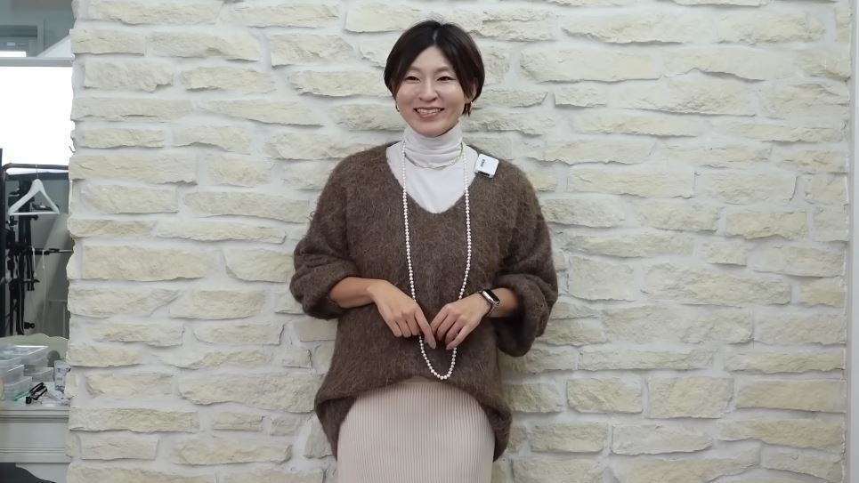 Vネックニットのコーデ