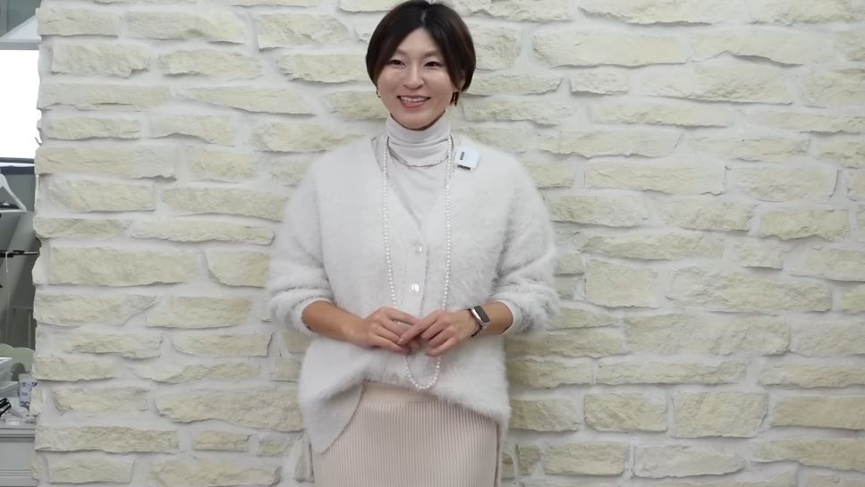 同系色のVネックカーディガンと