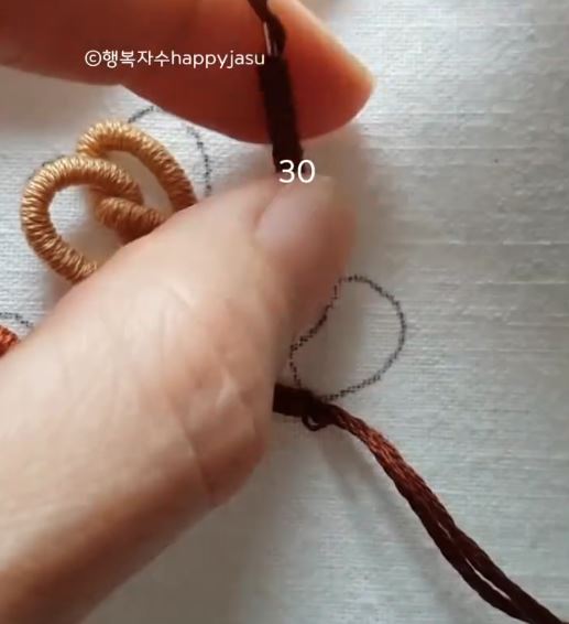 刺しゅう糸をくるくると巻き付けていくと……？