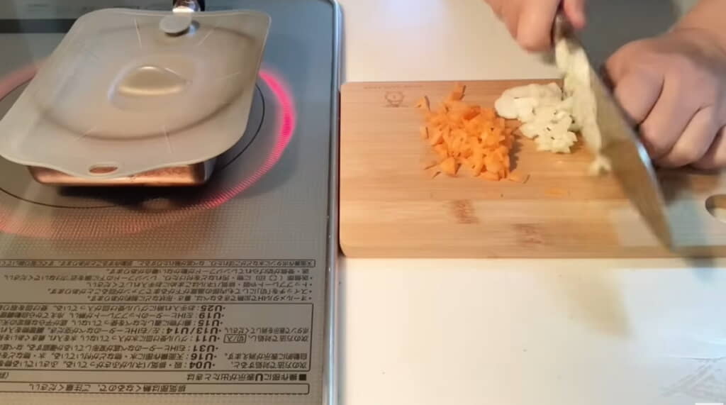 薄焼き卵を作りながら、次のおかずの下準備