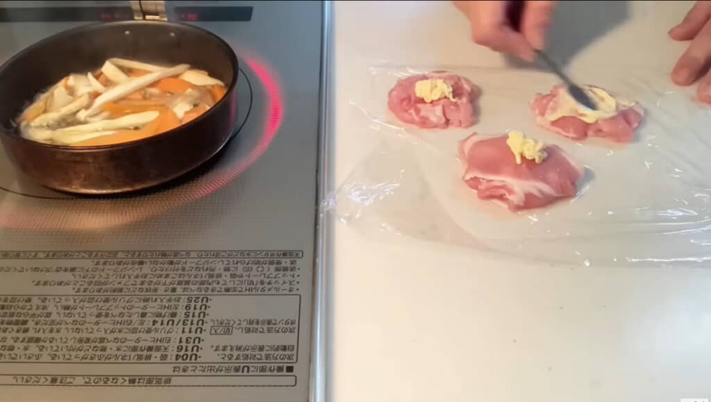 人参とエリンギ炒めを作りながらソースカツの下準備