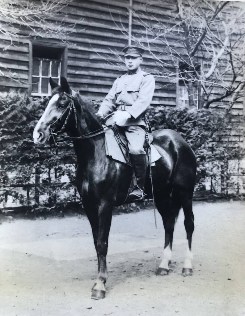 同じ年代に撮られたと思われる2枚目の写真。今度は馬に乗っています