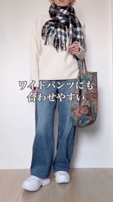 ＋ジーンズと柄物トート