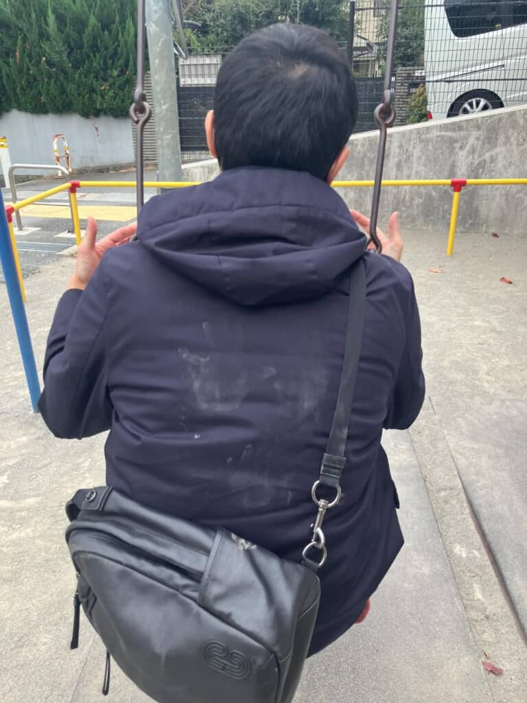 娘が押してくれたパパの背中