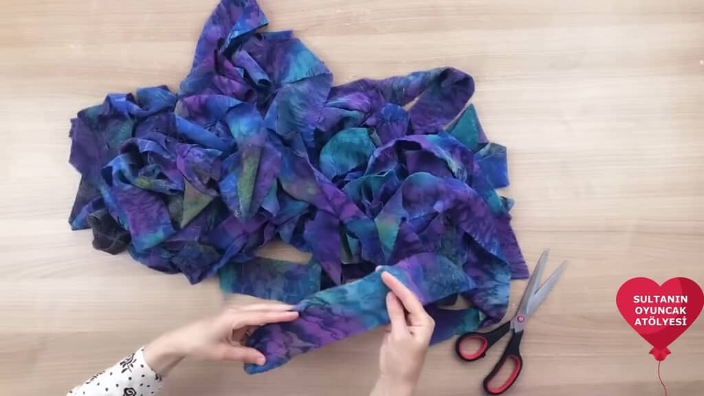 布を細長く切って三つ編みにし……