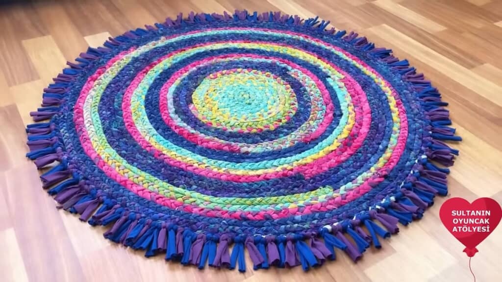 円形に巻いていけばカラフルなラグに！