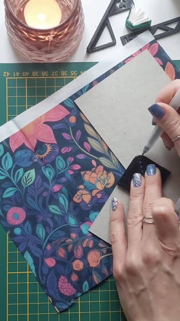 植物柄の布と厚紙を貼り合わせて……