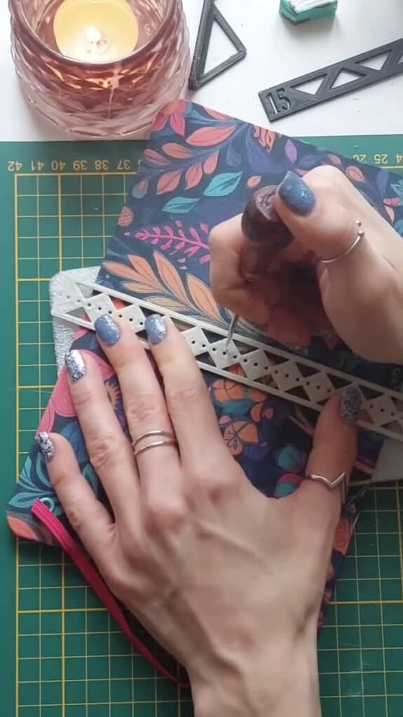 穴を開けて……