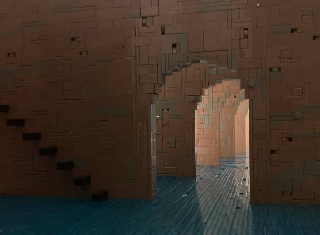 レゴで作った水を張ってある通路の写真