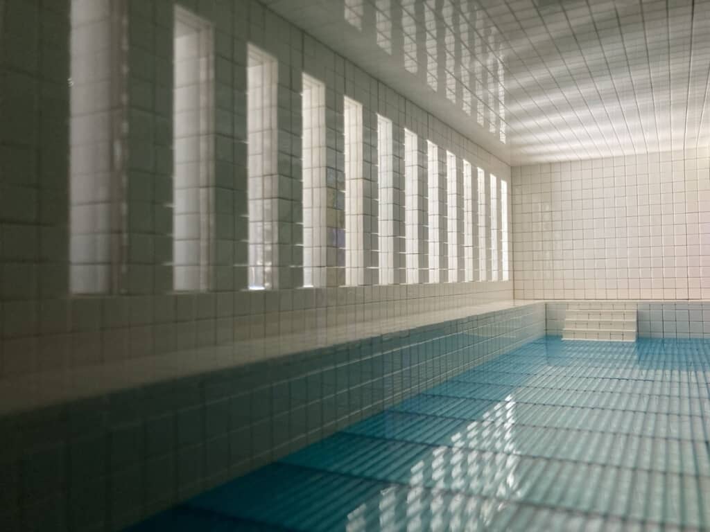 レゴで作ったプールの写真