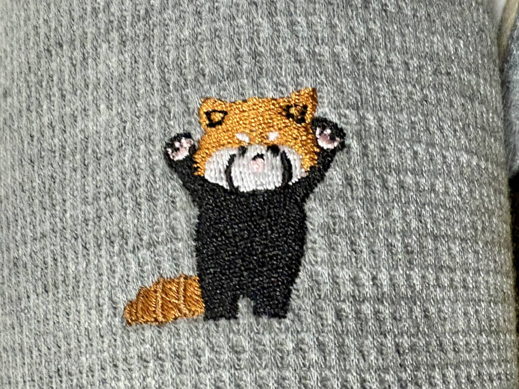 前足を上げて威嚇中