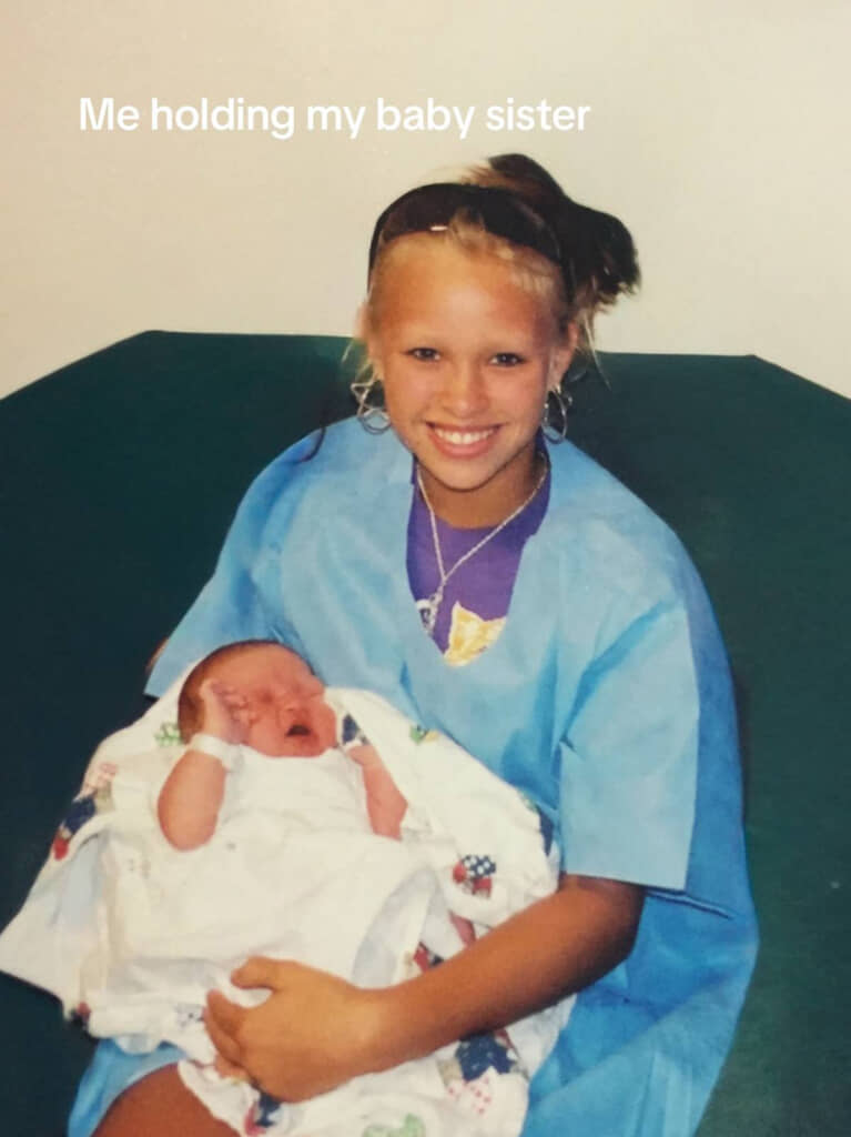 妹を抱っこする12歳の姉