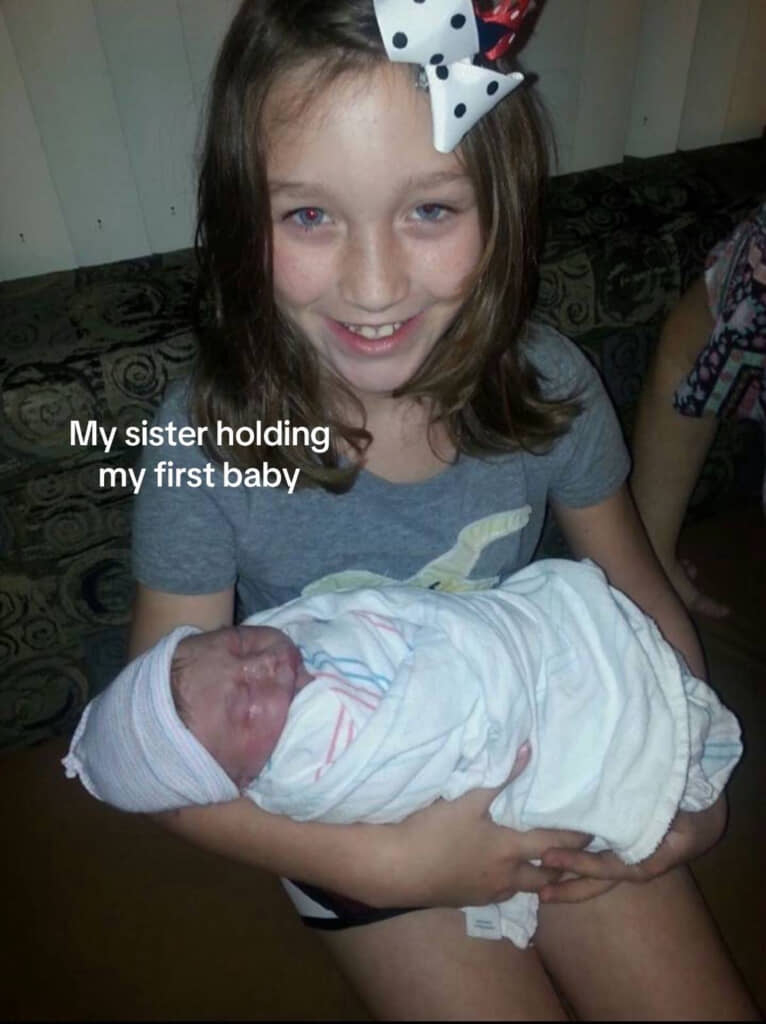 姉の赤ちゃん（姪っ子）を抱っこする妹