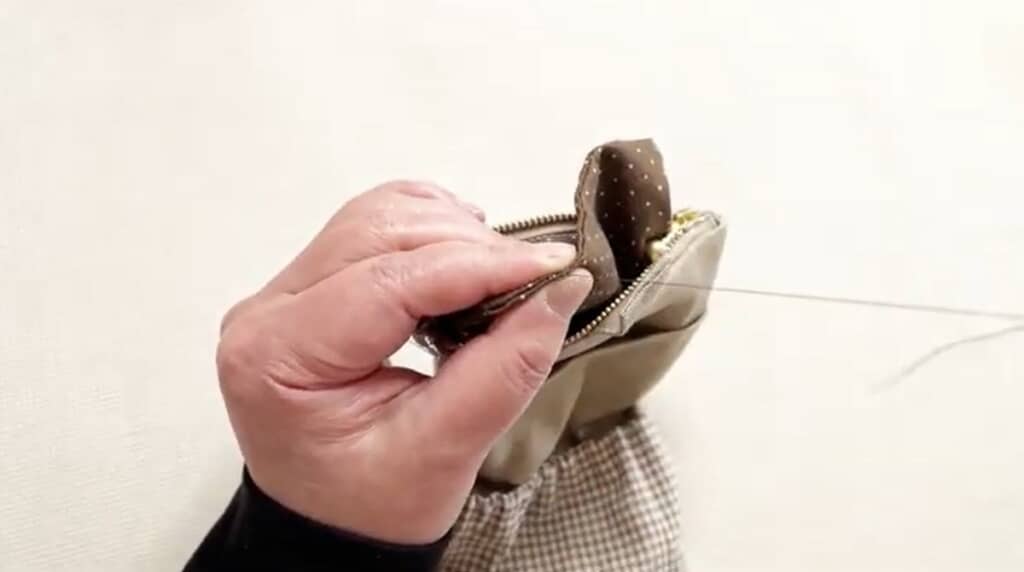 表に返して返し口を閉じます