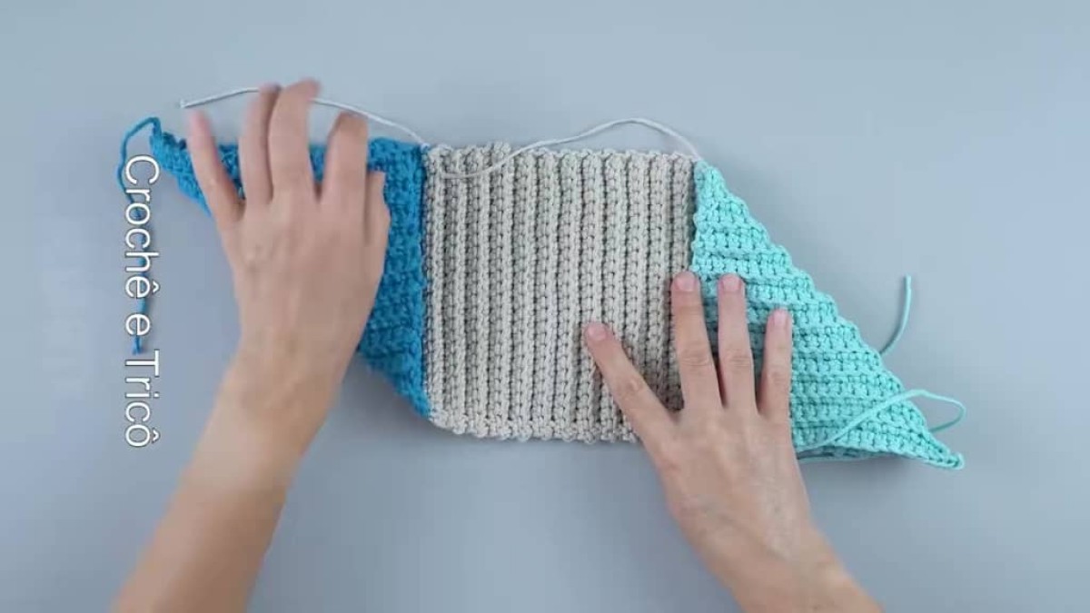 3つの正方形がつながったかぎ針編みを、折って縫うと……　79万再生の完成品に「わぁ」「大好きです」【海外】（1/4） | 編み物 ねとらぼ