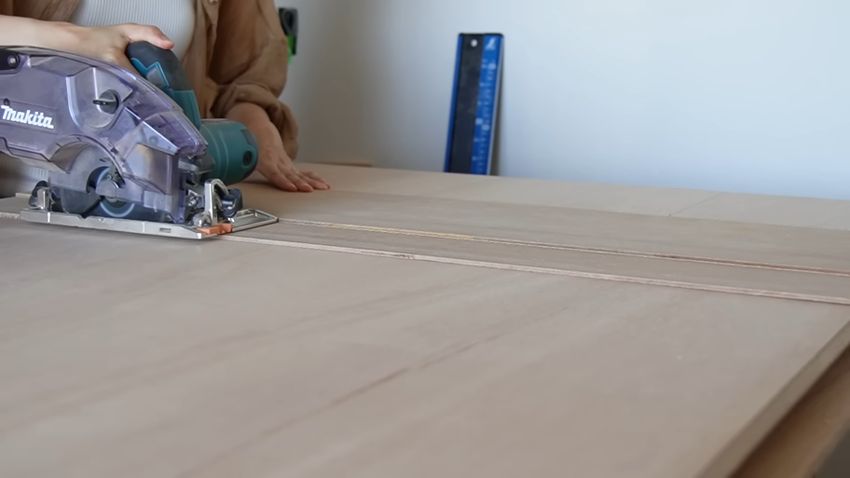 丸ノコで板材を切り出す様子