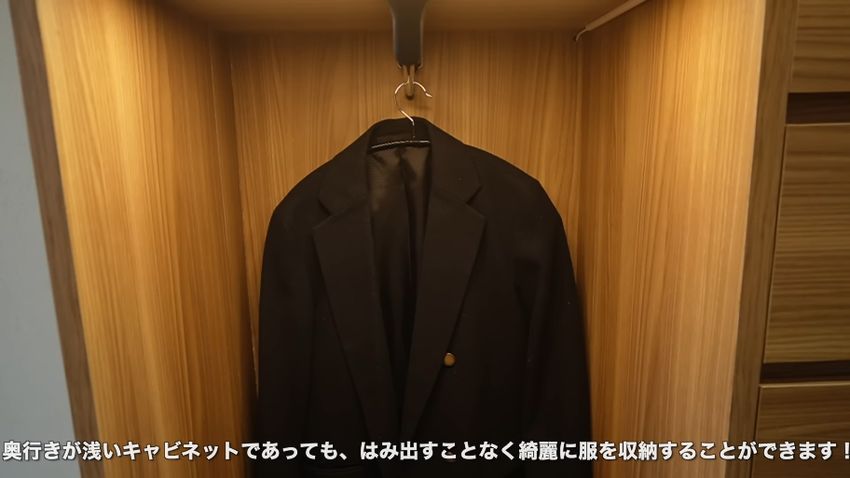 キャビネット内に収まった服