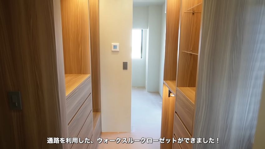 通路の両サイドに構築したクローゼット