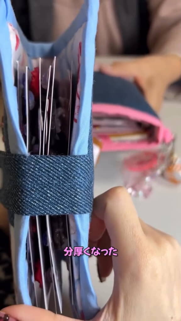 横から見ると分厚いページが確認できる