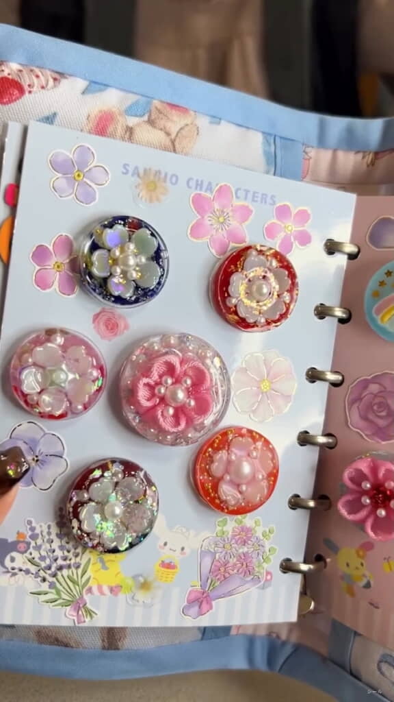 花をモチーフにした立体シールの数々