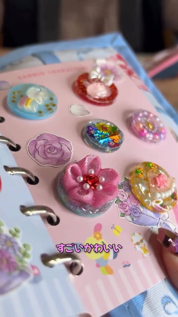 右ページの立体シールもかわいい