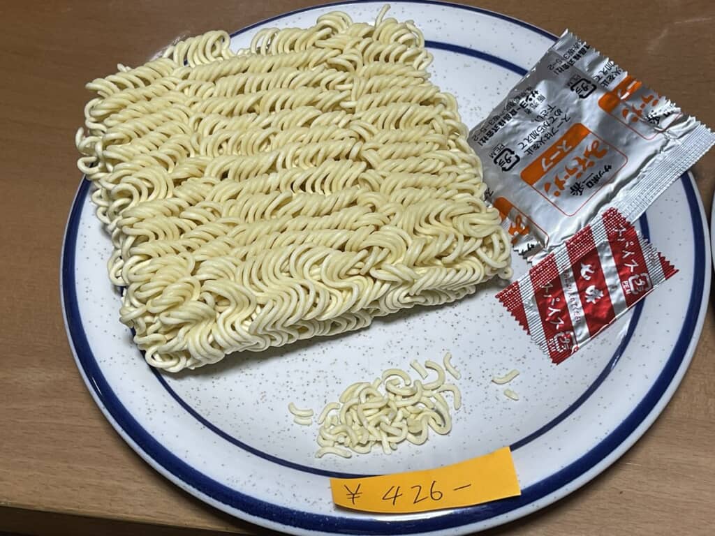 皿にのせた乾麺と味噌ラーメンスープ