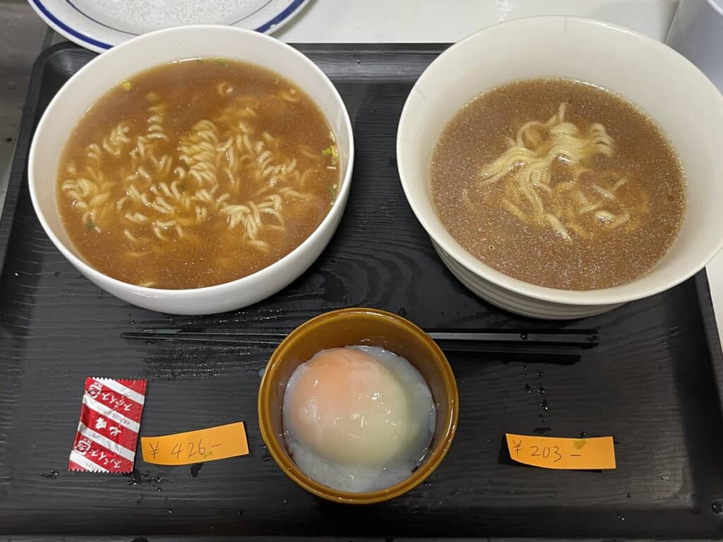 2種類の味噌ラーメンを並べた比較写真
