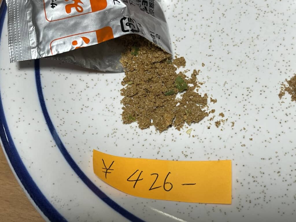 粉末スープを皿に出した様子（426円）