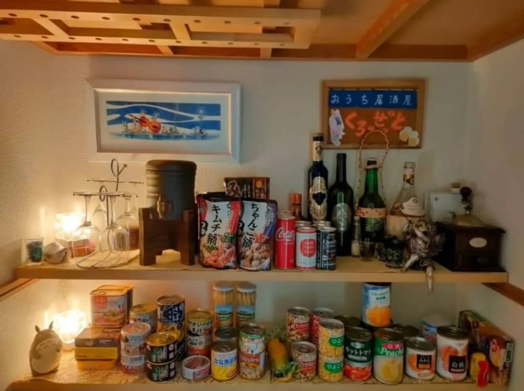 クローゼットに並んだ食品