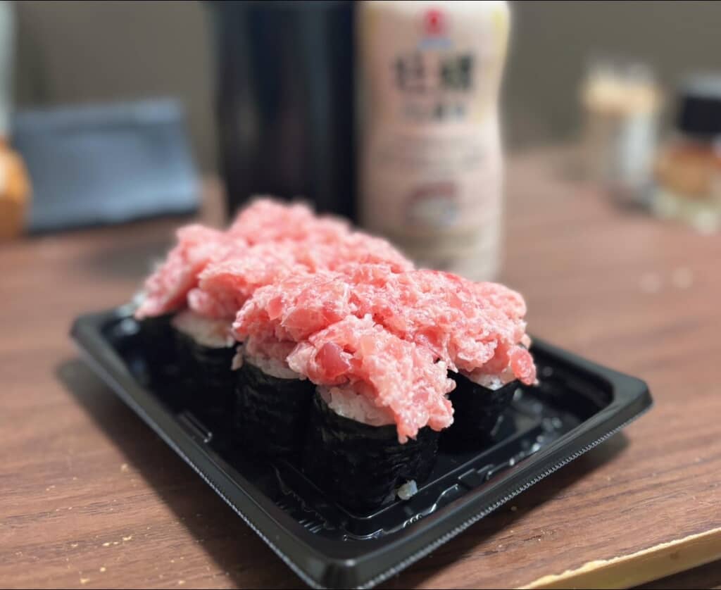 ネギトロ巻きを倍プッシュでマシマシに。牛皿をおかずに牛丼を食うがごとき暴挙
